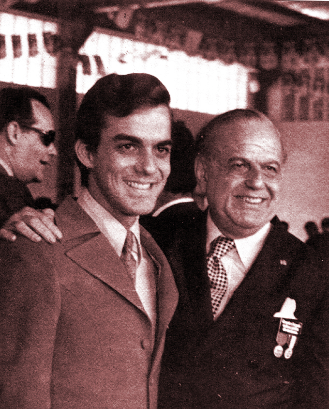 Diego Cisneros, propietario de Venevisión, posa con Gilberto Correa, joven que inicia su carrera profesional en Venevisión y logra una exitosa carrera como animador, se convirtió en la primera figura del canal 4 (1970)
